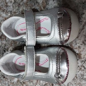 STRIDE RITE SILVER BUTTERCUP MARYJANE SHOES SIZE 5.5W